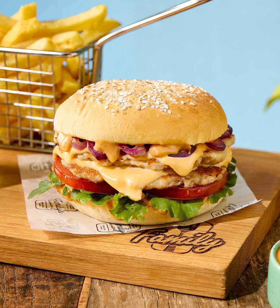 Dubbele Chicken Smashburger met cheddar, sla, tomaat en chipotle mayonaise bij Family